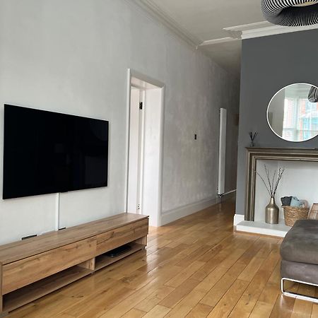 The Clock Tower Apartment - Spacious, Modern, 2 Bed Room Apartment , Southsea With Free Parking - Sleeps 4 بورتسماوث المظهر الخارجي الصورة