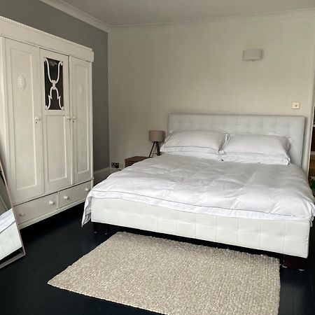 The Clock Tower Apartment - Spacious, Modern, 2 Bed Room Apartment , Southsea With Free Parking - Sleeps 4 بورتسماوث المظهر الخارجي الصورة