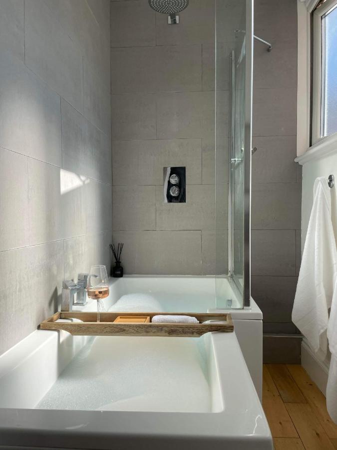 The Clock Tower Apartment - Spacious, Modern, 2 Bed Room Apartment , Southsea With Free Parking - Sleeps 4 بورتسماوث المظهر الخارجي الصورة
