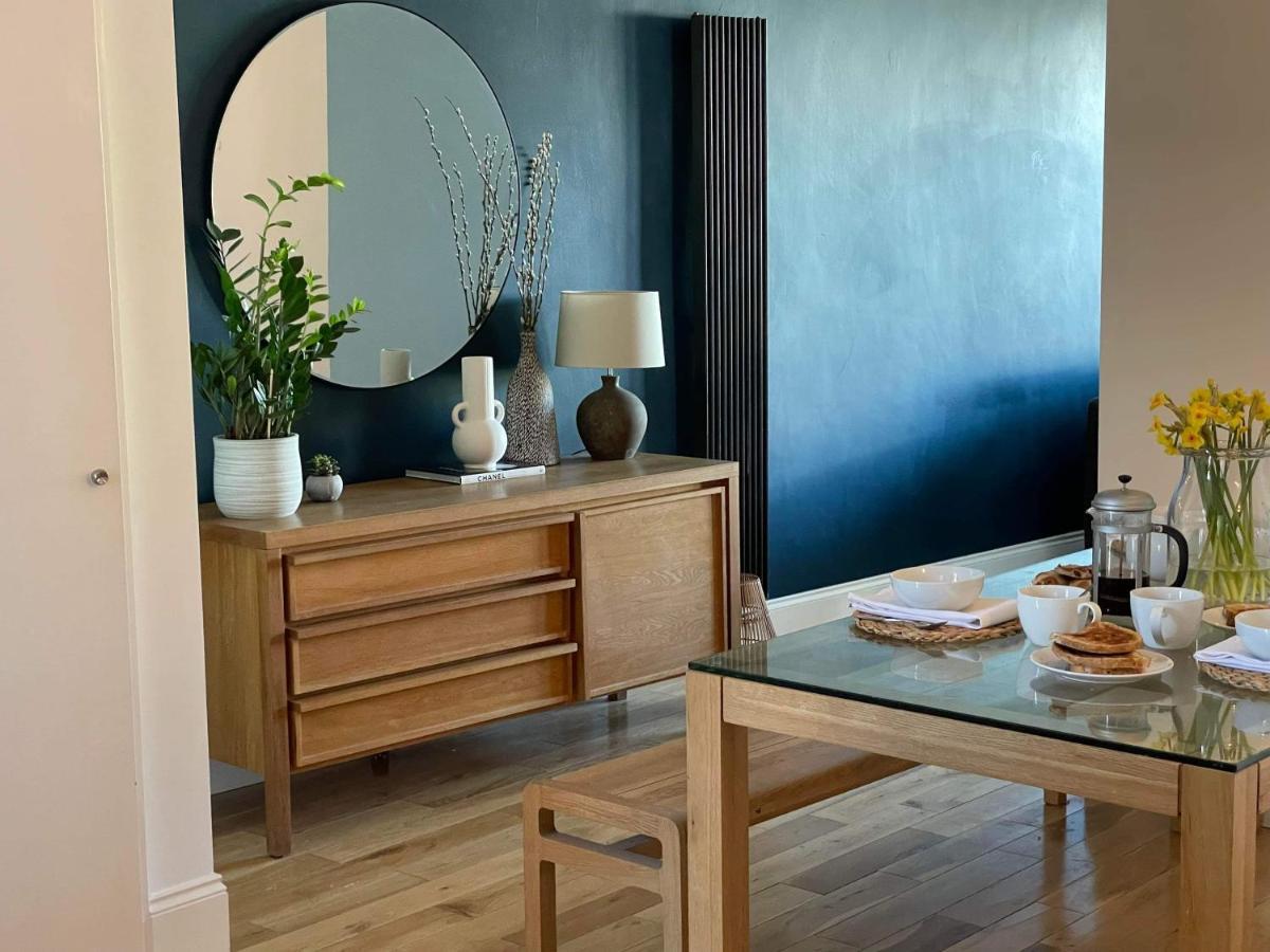 The Clock Tower Apartment - Spacious, Modern, 2 Bed Room Apartment , Southsea With Free Parking - Sleeps 4 بورتسماوث المظهر الخارجي الصورة
