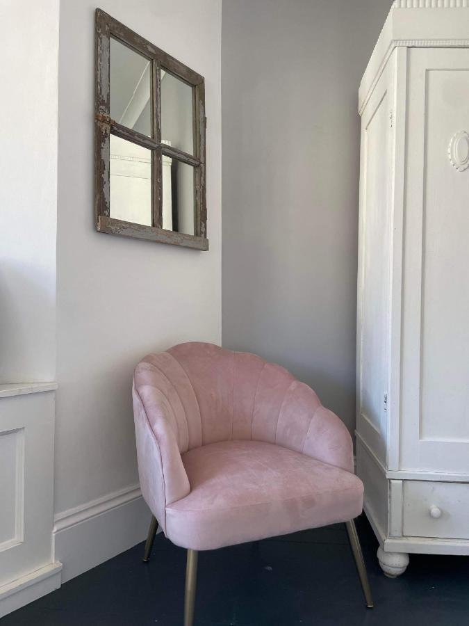 The Clock Tower Apartment - Spacious, Modern, 2 Bed Room Apartment , Southsea With Free Parking - Sleeps 4 بورتسماوث المظهر الخارجي الصورة