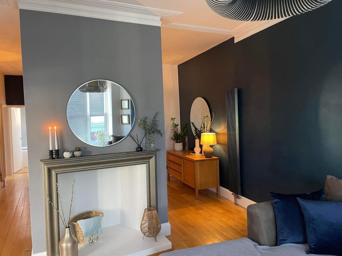 The Clock Tower Apartment - Spacious, Modern, 2 Bed Room Apartment , Southsea With Free Parking - Sleeps 4 بورتسماوث المظهر الخارجي الصورة