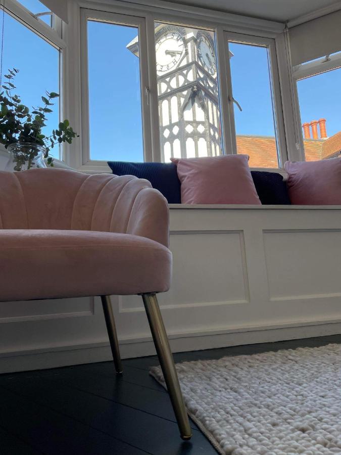 The Clock Tower Apartment - Spacious, Modern, 2 Bed Room Apartment , Southsea With Free Parking - Sleeps 4 بورتسماوث المظهر الخارجي الصورة