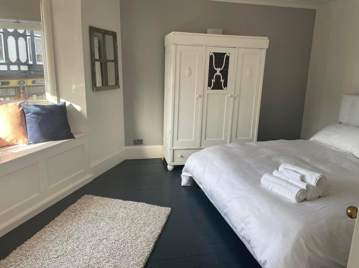 The Clock Tower Apartment - Spacious, Modern, 2 Bed Room Apartment , Southsea With Free Parking - Sleeps 4 بورتسماوث المظهر الخارجي الصورة