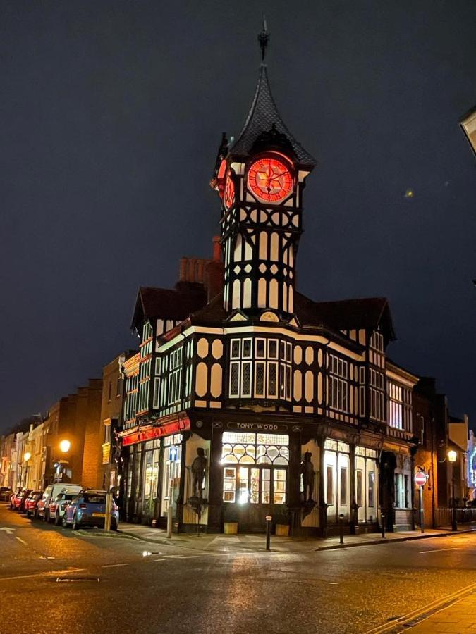The Clock Tower Apartment - Spacious, Modern, 2 Bed Room Apartment , Southsea With Free Parking - Sleeps 4 بورتسماوث المظهر الخارجي الصورة