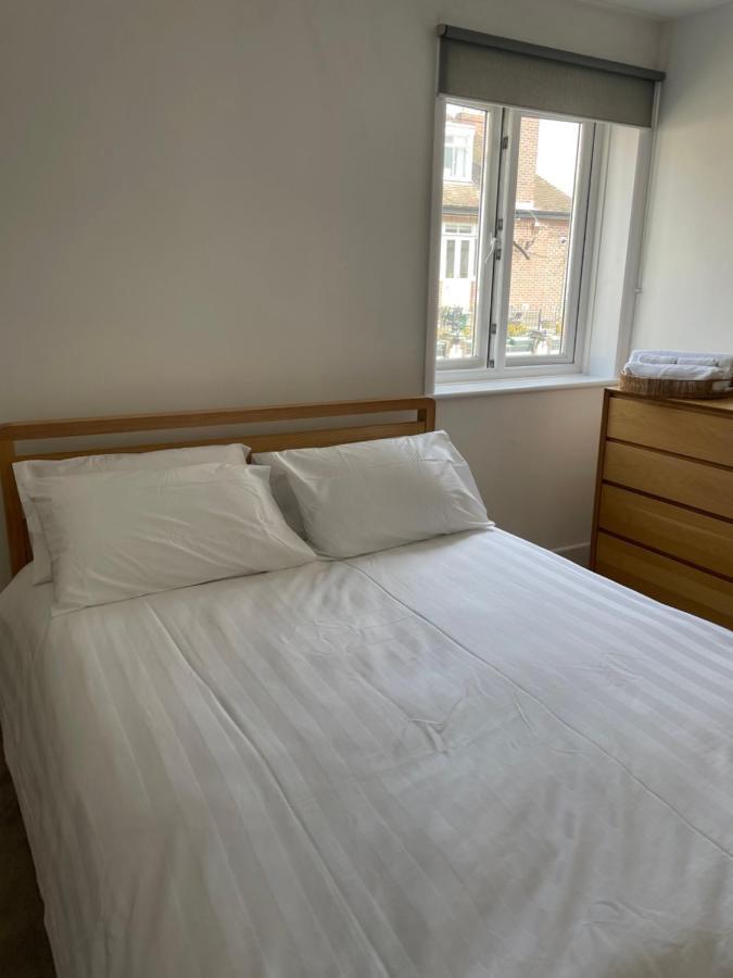 The Clock Tower Apartment - Spacious, Modern, 2 Bed Room Apartment , Southsea With Free Parking - Sleeps 4 بورتسماوث المظهر الخارجي الصورة