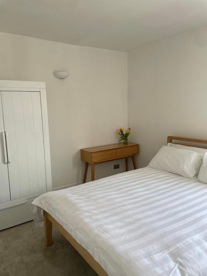 The Clock Tower Apartment - Spacious, Modern, 2 Bed Room Apartment , Southsea With Free Parking - Sleeps 4 بورتسماوث المظهر الخارجي الصورة