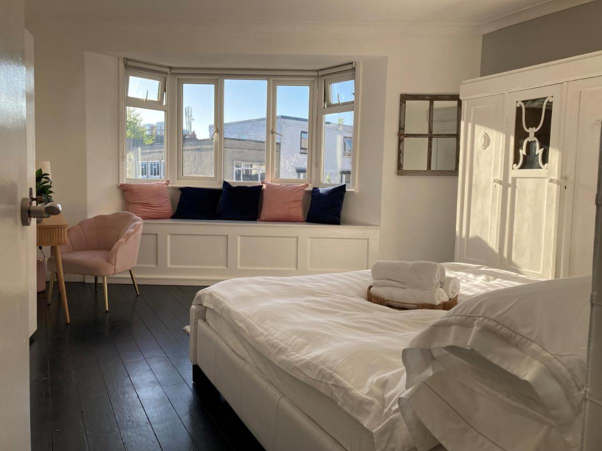The Clock Tower Apartment - Spacious, Modern, 2 Bed Room Apartment , Southsea With Free Parking - Sleeps 4 بورتسماوث المظهر الخارجي الصورة