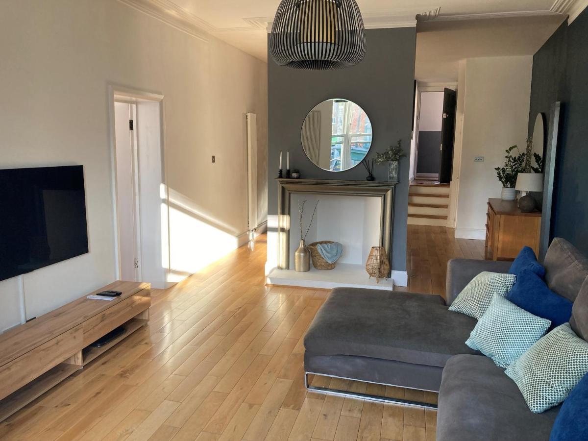 The Clock Tower Apartment - Spacious, Modern, 2 Bed Room Apartment , Southsea With Free Parking - Sleeps 4 بورتسماوث المظهر الخارجي الصورة