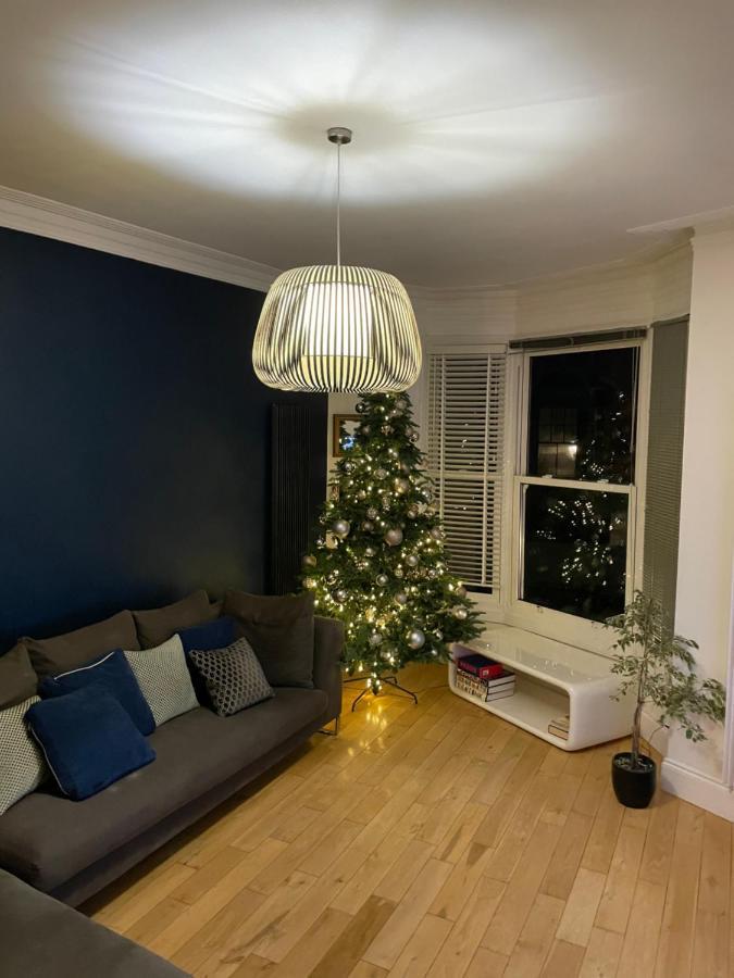 The Clock Tower Apartment - Spacious, Modern, 2 Bed Room Apartment , Southsea With Free Parking - Sleeps 4 بورتسماوث المظهر الخارجي الصورة