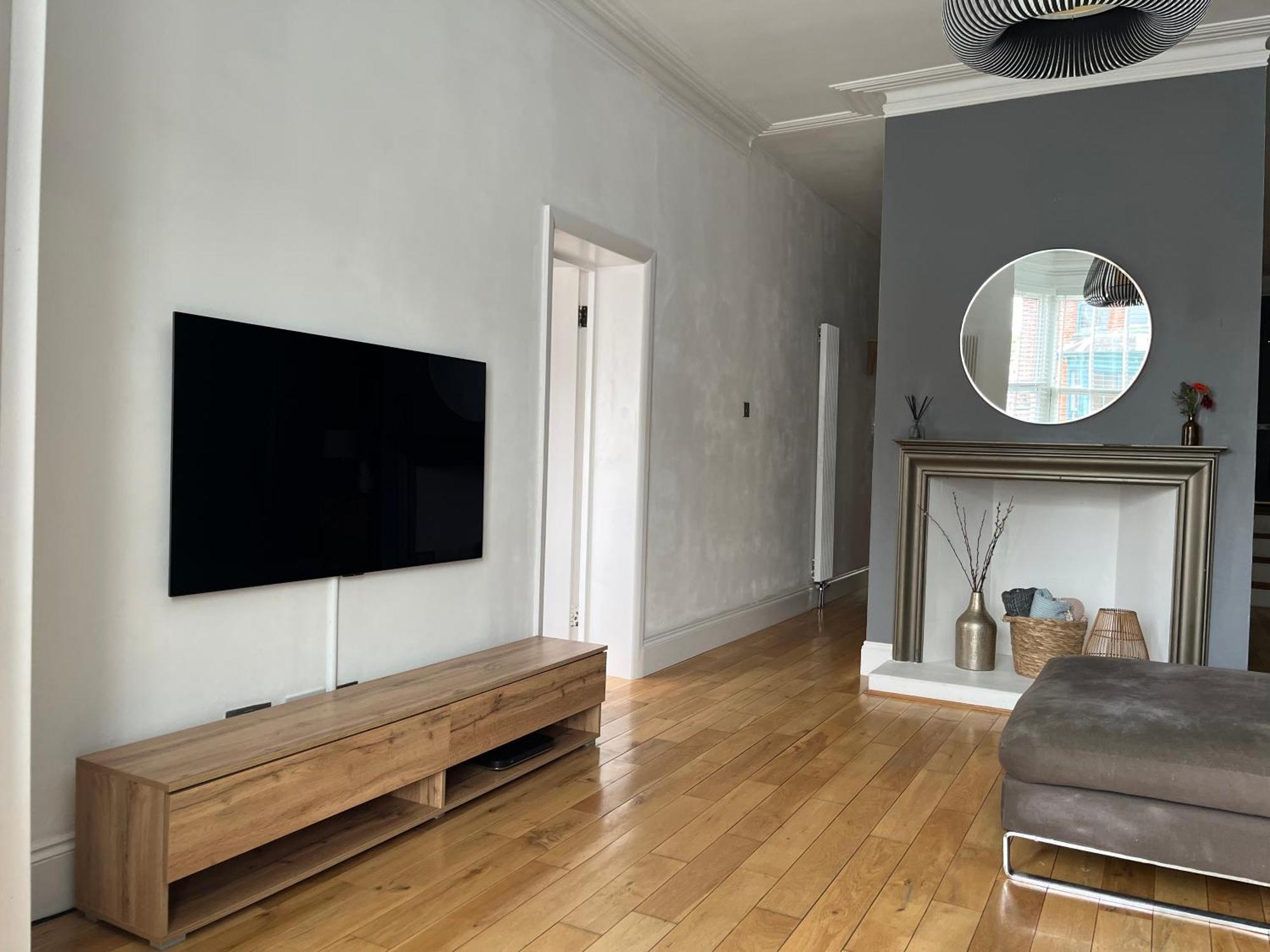 The Clock Tower Apartment - Spacious, Modern, 2 Bed Room Apartment , Southsea With Free Parking - Sleeps 4 بورتسماوث المظهر الخارجي الصورة